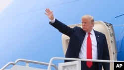 Le président Donald Trump saluant avant d'embarquer à bord d'Air Force One à la base aérienne Andrews, le 31 mai 2018.