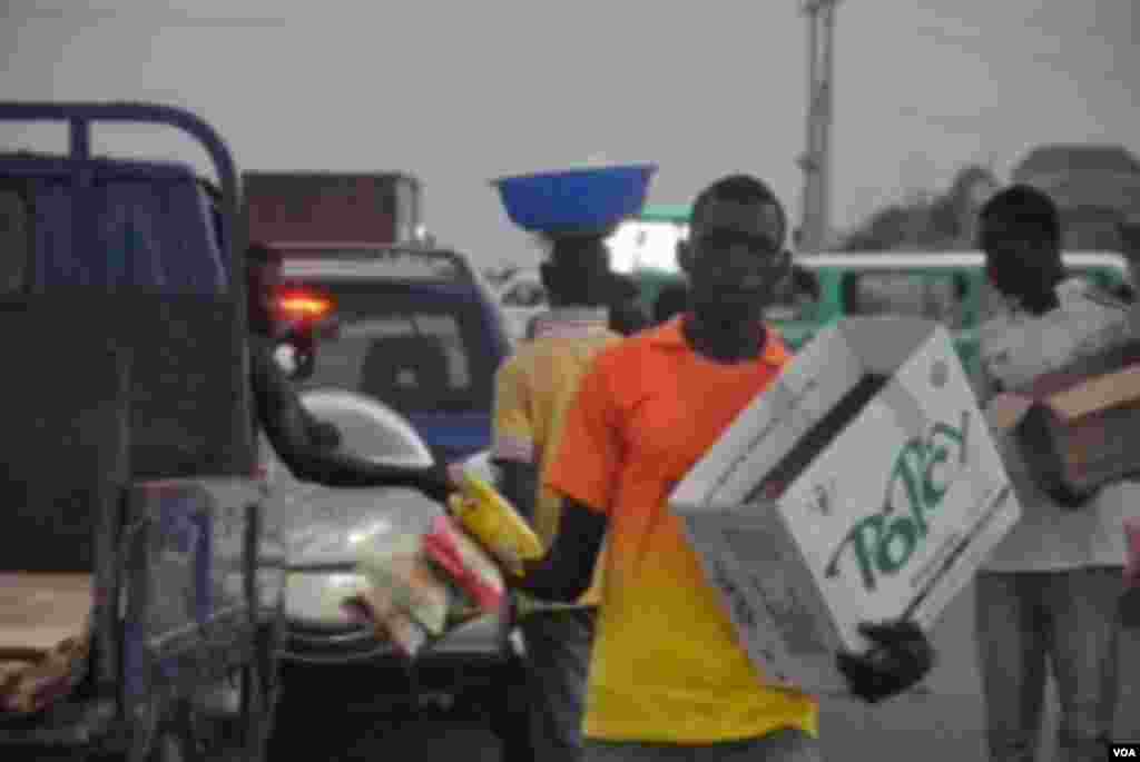 Wani mai tallar kaya a mahadar hanya da ake kira Life Junction, a Abuja, babban birnin Najeriya. Matasa da yawa sun dogara ne kan irin wadannan kananan ayyuka don samun abin sanyawa a bakin salati saboda rashin ayyukan yi a kasar