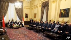 Chinese President Xi Jinping, left, visits the parliament in Cairo, Egypt, Jan. 21, 2016.