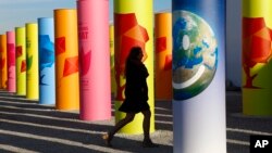 Une participante arrive à la COP21, au Bourget, le 3 décembre 2015. (AP Photo/Francois Mori)