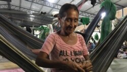 María Centeno, una mujer warao, comunidad indígena del noreste de Venezuela, teje cabuya en uno de los albergues proporcionados para los migrantes en Boa Vista, Brasil