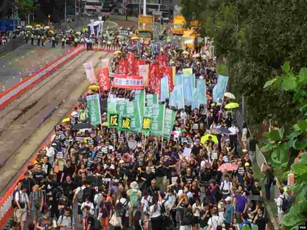 香港几十个政党和团体在中国十一国庆当天下午，举行反威权大游行，抗议政治打压，要求律政司司长袁国强下台。数以万计的港人走上街头，表达反对他们看来的来自北京和香港特区政府的威权打压。