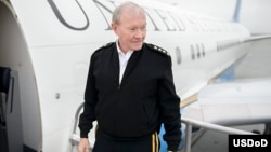 Le chef d'état-major des armées des États-Unis, le général Martin Dempsey E., monte dans un avion C32 de la Force aérienne à Travis AFB, en Californie, le 19 février 2015.