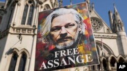一些抗议者在伦敦高等法院外示威，要求释放维基解密（WikiLeaks）创始人、现年52岁的朱利安·阿桑奇（Julian Assange）（美联社）
