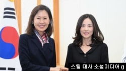 미셸 스틸 주한미국대사(왼쪽)가 13일 김진아 한국 외교부 2차관과 악수하는 모습 (출처: 스틸 대사 소셜미디어) 