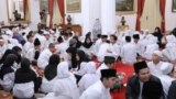 Suasana berbuka bersama Presiden Joko Widodo dengan anak yatim dalam Peringatan Nuzulul Quran di Istana Negara Jakarta Senin 12 Juni 2017 (foto: Biro Pers Kepresidenan) 