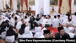 Suasana berbuka bersama Presiden Joko Widodo dengan anak yatim dalam Peringatan Nuzulul Quran di Istana Negara Jakarta Senin 12 Juni 2017 (foto: Biro Pers Kepresidenan) 