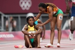 La sprinteuse ivoirienne Marie-Josée Ta Lou félicite Elaine Thompson-Herah, de la Jamaïque, après la finale du 200 mètres féminin aux Jeux olympiques d'été de 2020, mardi 3 août 2021.