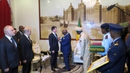 Le président malien IBK décore le Premier ministre français Manuel Valls, le 18 février à Bamako.