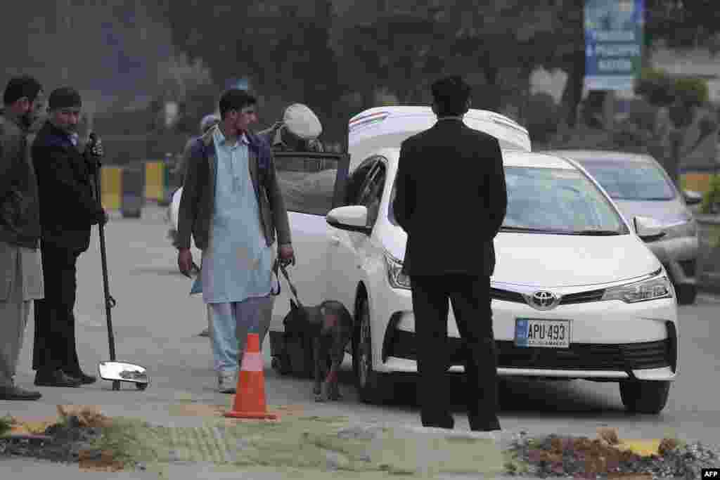 سیکیورٹی حکام اسٹیڈیم کے قریب ایک گاڑی کی تلاشی لیتے ہوئے۔&nbsp; &nbsp;