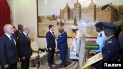 Le président malien IBK décore le Premier ministre français Manuel Valls, le 18 février à Bamako.