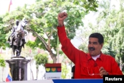 니콜라스 마두로 베네수엘라 대통령이 23일 국영TV 주례연설에서 오는 30일 '제헌의회' 선거 강행 계획을 밝히면서 주먹을 들어 자신감을 표시하고 있다.