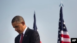 바락 오바마 미국 대통령이 11일 국방부 건물에서 열린 9.11 12주년 추모식에서 묵념하고 있다.