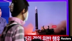 지난달 25일 한국 서울역에 설치된 TV에서 북한의 탄도미사일 발사 관련 뉴스가 나오고 있다.