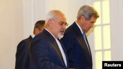 Le secrétaire d'Etat américain John Kerry (à dr.) et son homologue iranien Javad Zarif, à Vienne, en Autriche, le 24 novembre 2014 (Reuters)