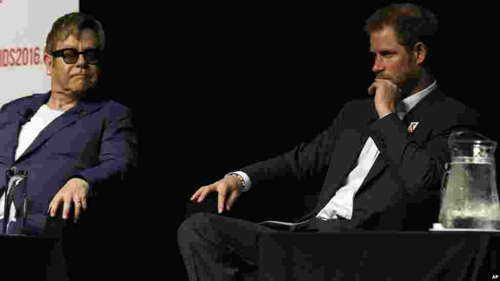 Le prince Harry de la Grande-Bretagne, et le musicien Elton John, lors de la Conférence internationale du sida à Durban, le 21 juillet, 2016.