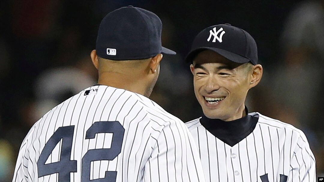 ARCHIVO - Ichiro Suzuki (derecha) celebra con su compañero Mariano Rivera (42) de los Yankees de Nueva York tras un juego contra los Azulejos de Toronto, el 21 de agosto de 2013, en Nueva York. (AP Foto/Frank Franklin II).