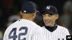 ARCHIVO - Ichiro Suzuki (derecha) celebra con su compañero Mariano Rivera (42) de los Yankees de Nueva York tras un juego contra los Azulejos de Toronto, el 21 de agosto de 2013, en Nueva York. (AP Foto/Frank Franklin II).