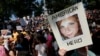 Un manifestante antiracismo levanta una foto de Heather Heyer, durante una protesta por la Libertad de Expresión en Boston. Heyer murió cuando James Alex Fields Jr. lanzó su auto contra un grupo que protestaba contra supremacistas blancos en Charlottesville, Virginia.