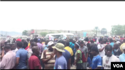 Protesters gather outside parliament in Port-au-Prince to press for progress on impeachment of the president. (M. Vilme/VOA))