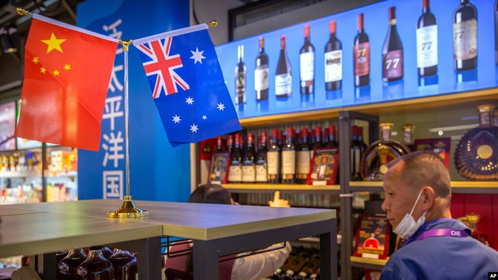 资料照片：中国上海国际进出口展览会上展出的澳大利亚葡萄酒（2020年11月5日）(photo:VOA)