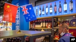资料照片：中国上海国际进出口展览会上展出的澳大利亚葡萄酒（2020年11月5日）