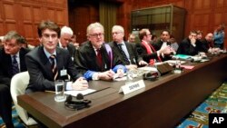 Članovi srpske delegacije u Hagu Saša Obradović, Vilijem Šabas, Andreas Zimerman, Kristijan Tams i Vejn Džordaš očekuju početak rasprave u Medjunarodnom sudu pravde u Hagu.