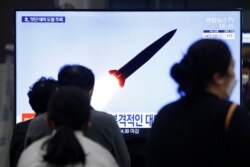 25일 한국 서울 기차역에서 북한의 미사일 발사 관련 뉴스가 나오고 있다.