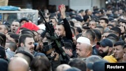 Sejumlah pelayat menghadiri acara pemakaman 10 warga Palestina yang tewas di Nablus, Tepi Barat, pada 22 Februari 2023. (Foto: Reuters/Raneen Sawafta)