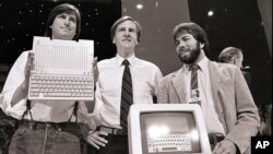 Steve Jobs et Steve Wozniak, co-fondateurs d'Apple, et John Sculley, PDG, le 24 avril 1984.