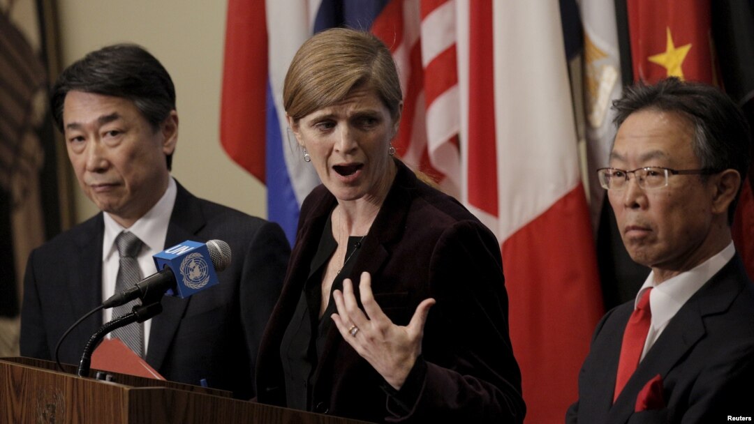 Dubes AS di PBB Samantha Power (tengah) berbicara kepada media mengenai sanksi terbaru Korea Utara, didampingi Dubes Jepang Motohide Yoshikawa (kanan) dan Dubes Korsel, Oh Joon di markas PBB di New York, Rabu (2/3).