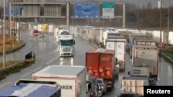 프랑스에 영국 쪽으로 건너 가려는 화물트럭들이 고속도로에 늘어서 있다. (자료사진)