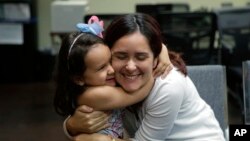 El juez Dana Sabraw, quien dio a funcionarios de inmigración un plazo hasta el jueves para devolver a 2.500 niños con sus padres, felicitó al gobierno el martes por el “logro notable” que supone casi haber completado la tarea.