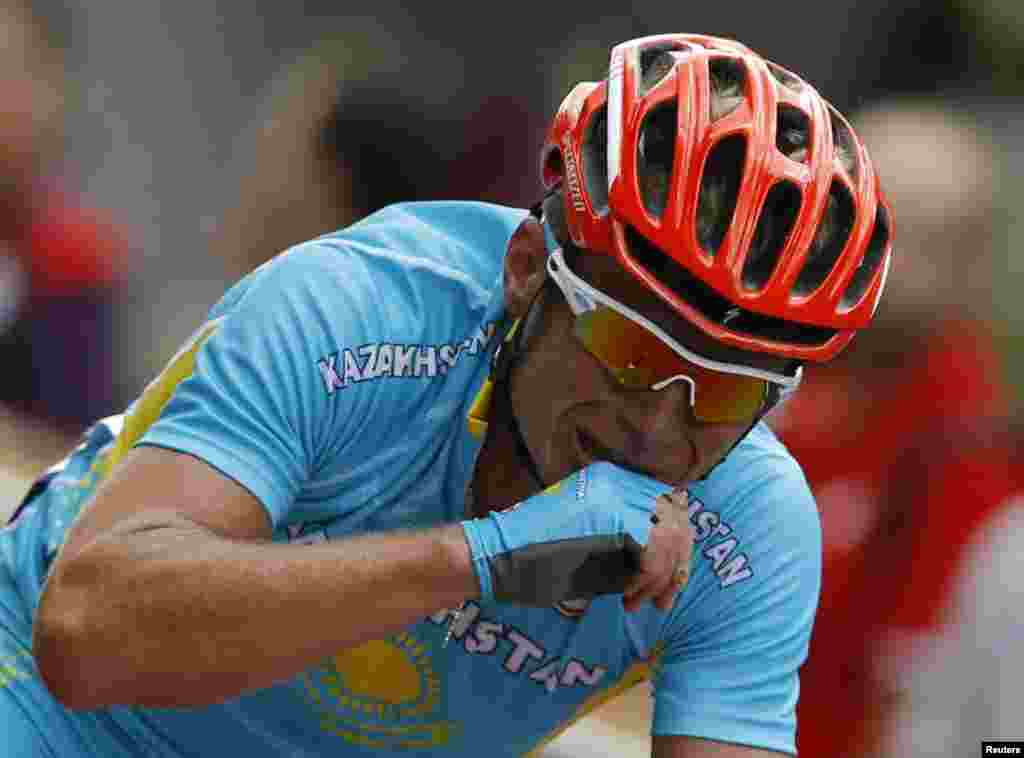 Alexandr Vinokurov, de Kazajst&aacute;n, en el momento de ganar la medalla de oro en la carrera de bicicleta.