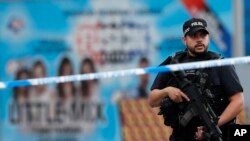 Petugas polisi bersenjata berpatroli daerah di sekitar Manchester Arena di Manchester, 24 Mei 2017 (foto: AP Photo/Kirsty Wigglesworth) 