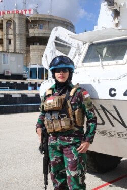 Serda Yazella Agustin, Bintara Civil Military Cooperation (CIMIC) yang bertugas melakukan berbagai kegiatan pembinaan masyarakat di Lebanon selatan. (Foto: PIO Indobatt XXIII-N/UNIFIL)