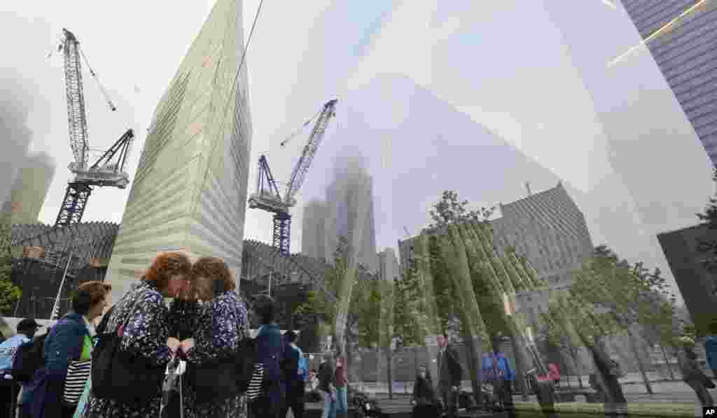 مردم از پنجره های موزه ملی یادبود ۱۱ سپتامبر در نیویورک به داخل آن نگاه می کنند.