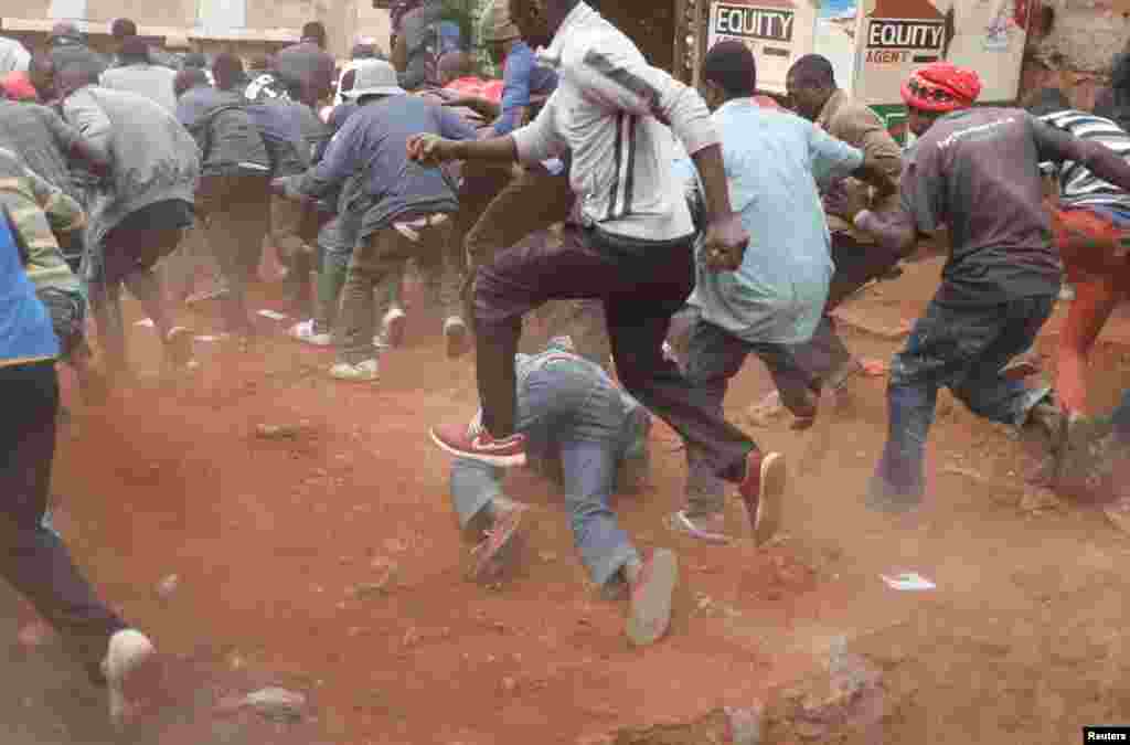 Des manifestants en débandade à Kibera, Nairobi, Kenya, 12 août 2017.