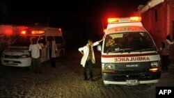 Petugas medis tiba di Hotel Lido Beach View di Mogadishu, Somalia pasca serangan militan Kamis malam (21/1).