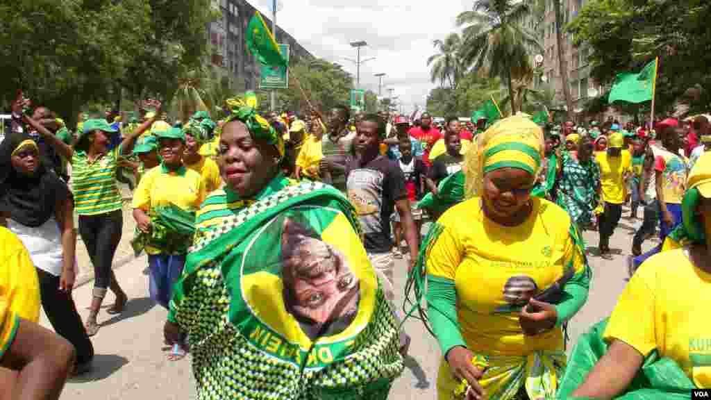 Wafuasi wa CCM Zanzibar wakiandamana kwa furaha kutokana na ushindi wa Dr Ali Mohamed Shein.