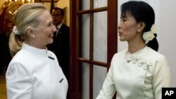 US Secretary of State Hillary Clinton and Burma pro-democracy leader Aung San Suu Kyi shake hands before dinner at the US Chief of Mission Residence in Rangoon, Burma, December 1, 2011.