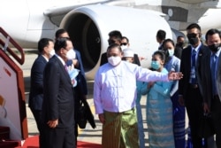 Menteri Luar Negeri Myanmar Wunna Maung Lwin menyambut Perdana Menteri Kamboja Hun Sen di Naypyitaw, Myanmar, 7 Januari 2022. (Foto: Pemerintah Kamboja via REUTERS)