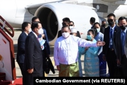 Menteri Luar Negeri Myanmar Wunna Maung Lwin menyambut Perdana Menteri Kamboja Hun Sen di Naypyitaw, Myanmar, 7 Januari 2022. (Foto: Pemerintah Kamboja via REUTERS)