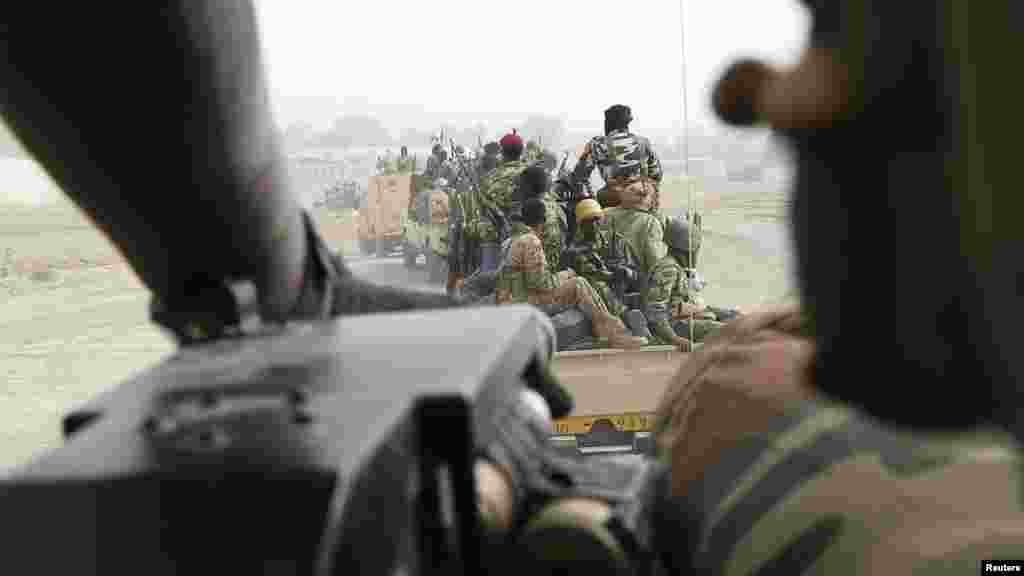 Un cortège de l&#39;armée tchadienne&nbsp;patrouille&nbsp; près de la ligne de front durant la bataille contre le groupe insurgé Boko Haram à Gambaru, le 26 février 2015.