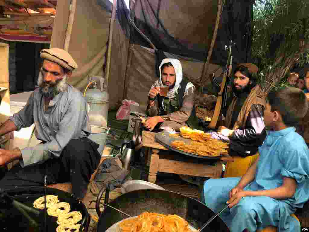 افغانان سولې ته تږي دي. طالبان په دغه دکان کې د ځلبیو نه خوند اخلي&nbsp;