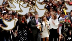哥倫比亞總統桑托斯在波哥大帶著和平協定文本前往議會大廳。 2016年8月25日。