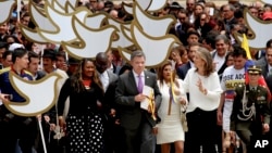 Colombia's President Juan Manuel Santos carries to Congress the peace deal with rebels of the Revolutionary Armed Forces of Colombia, FARC, in Bogota, Aug. 25, 2016.