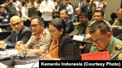 Suasana pertemuan trilateral pejabat2 tinggi dari Indonesia, Filipina dan Malaysia di Manila, Kamis (22/6) (Courtesy: Kemlu RI)