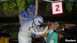 중국 베이징에서 코로나바이러스를 검사하는 의료진 (자료사진)