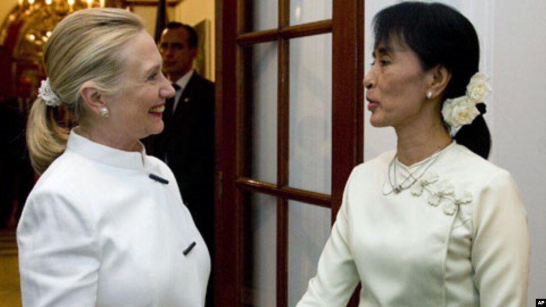 US Secretary of State Hillary Clinton and Burma pro-democracy leader Aung San Suu Kyi shake hands before dinner at the US Chief of Mission Residence in Rangoon, Burma, December 1, 2011.